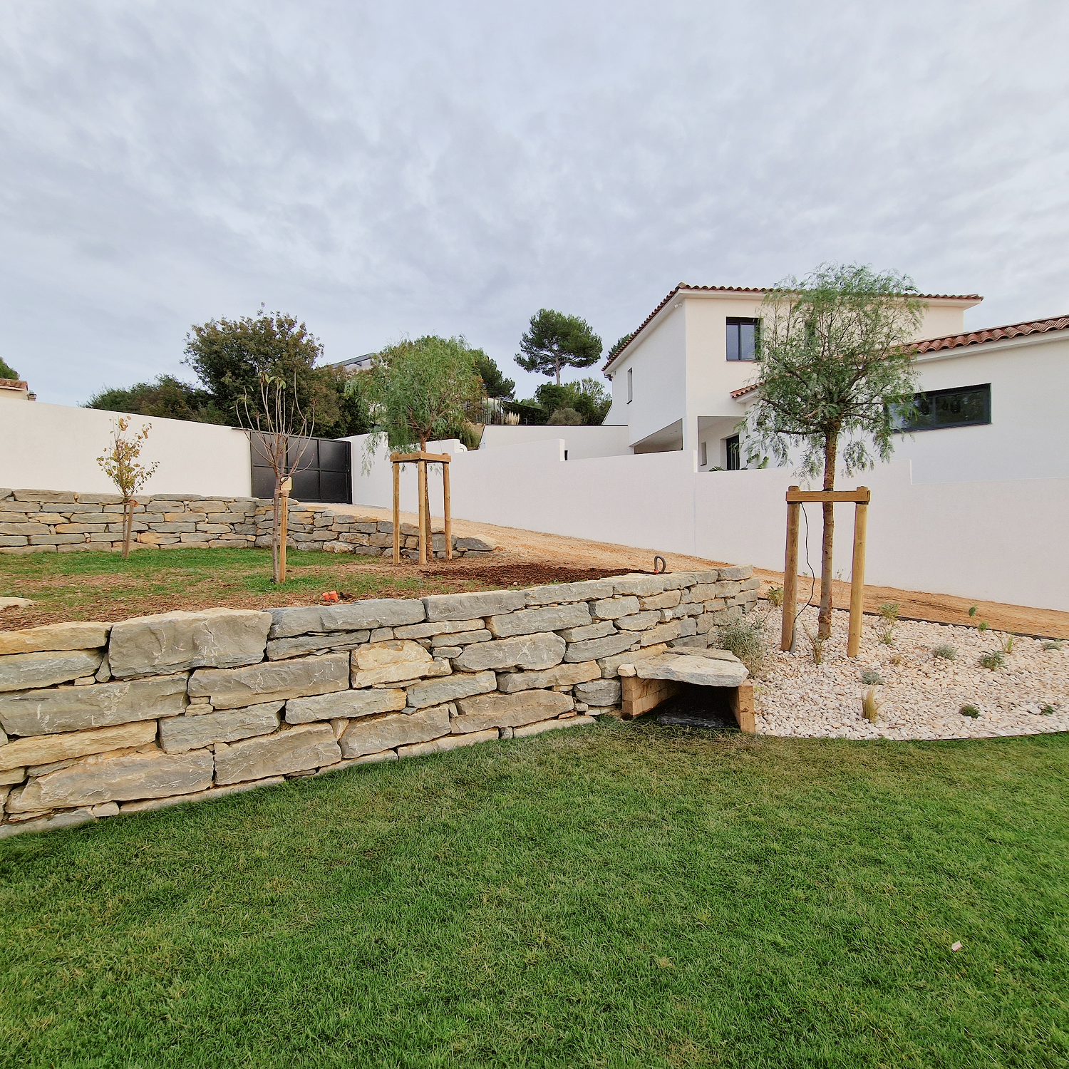 Comment installer un tuteurage quadripode pour un arbre ?